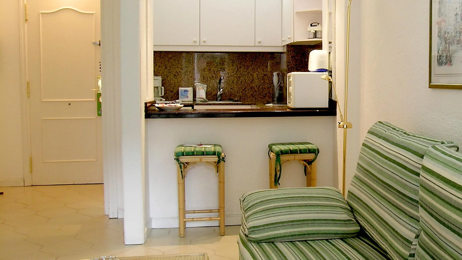 Ona Suites Салоу 3*,