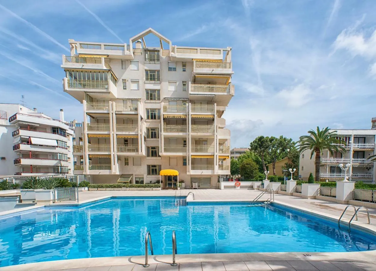 Ona Suites Салоу